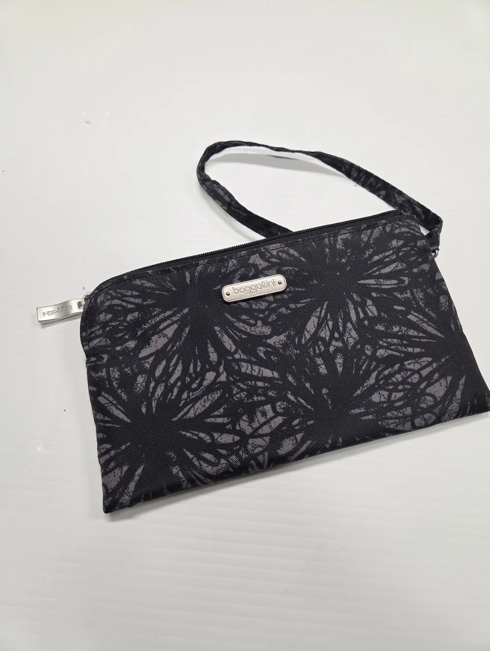 Baggallini RFID Wristlet Wallet On the Go Daily Black Flower Zip Wallet Clutch